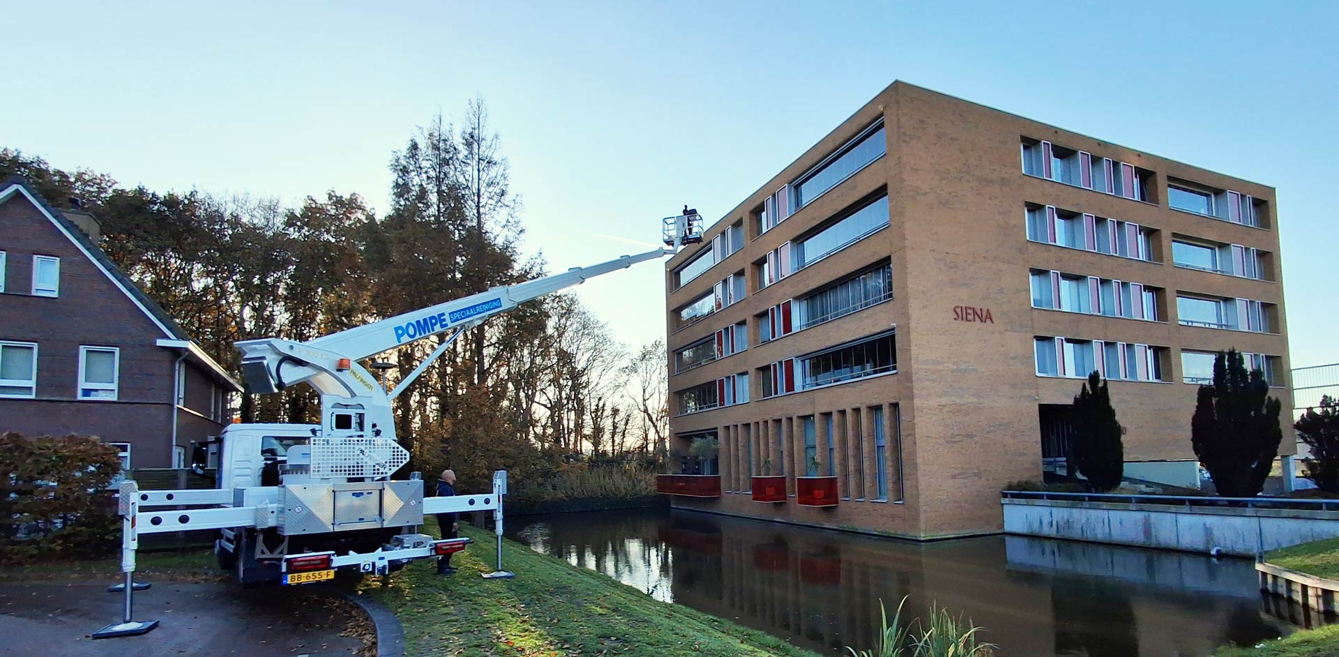 hoogwerker-appartementen-vve_pompe-speciaalreiniging VVE